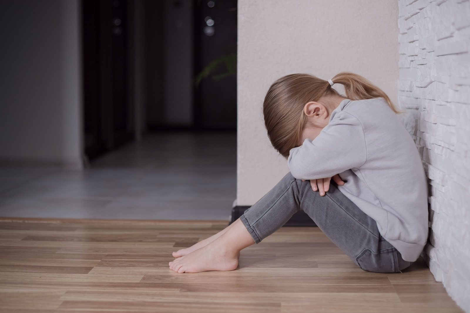 Arztgespräch mit Eltern und Kind wegen depressiver Symptome