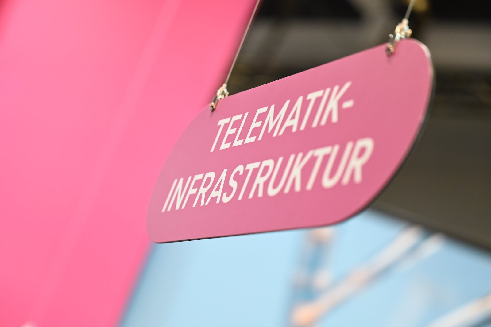 Symbolbild Telematikinfrastruktur: TI‑Stecker vor Apothekenumgebung